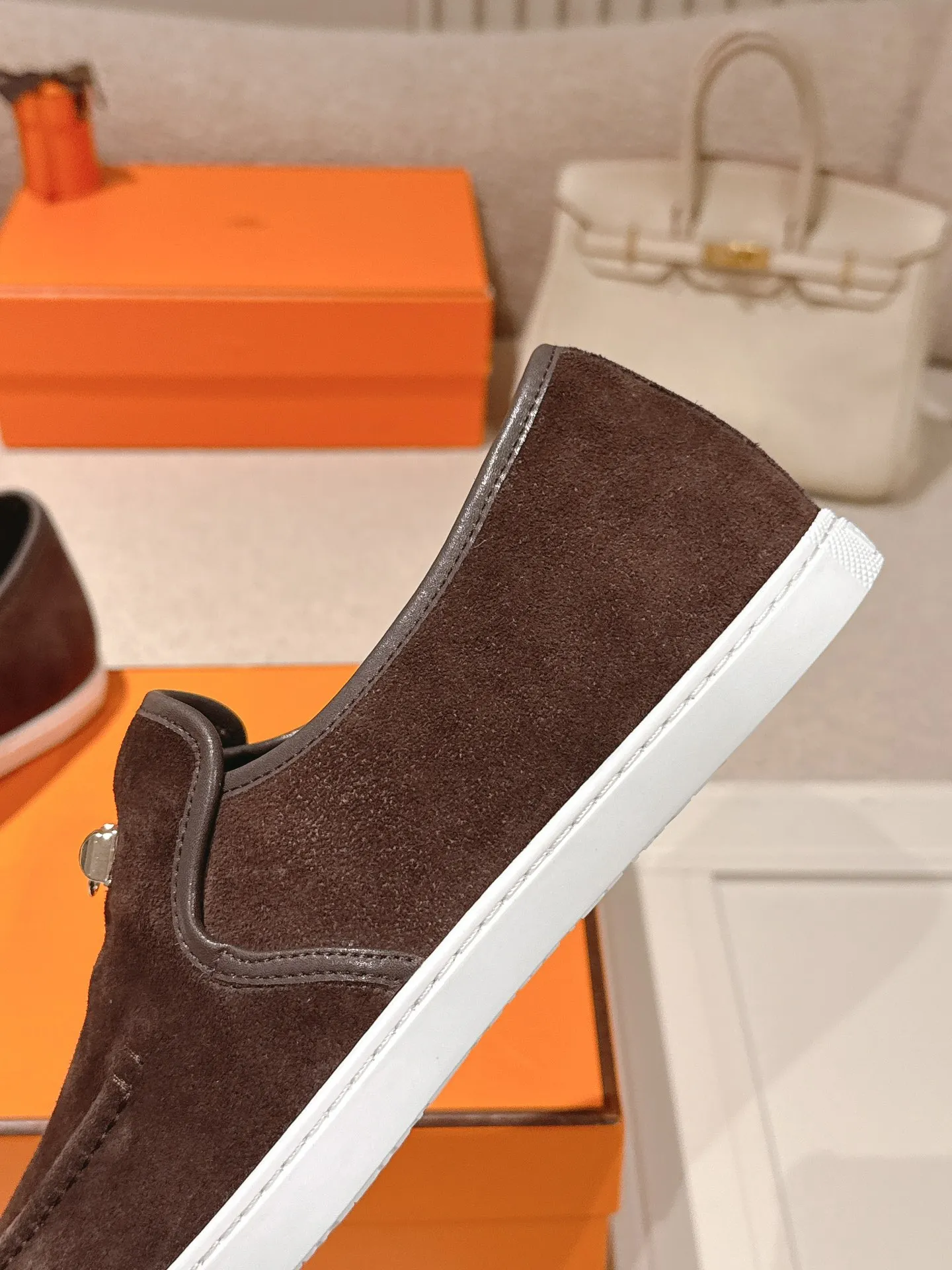 Men's Men's Shoes 600💰 Hermes# Couple Studded Loafers Calfskin and suede goatskin lace-up free sneakers with signature "H" detail. The design is simple and smooth, creating a fashionable urban look. It is comfortable and versatile. H family classics are not outdated, and the delivery counter is exquisitely packaged🛍📦 Fabric: Original customized imported first-layer cowhide/cow down Lining: Imported soft sheepskin Sole: Original open-molded anti-slip TPU material Size: 35-45